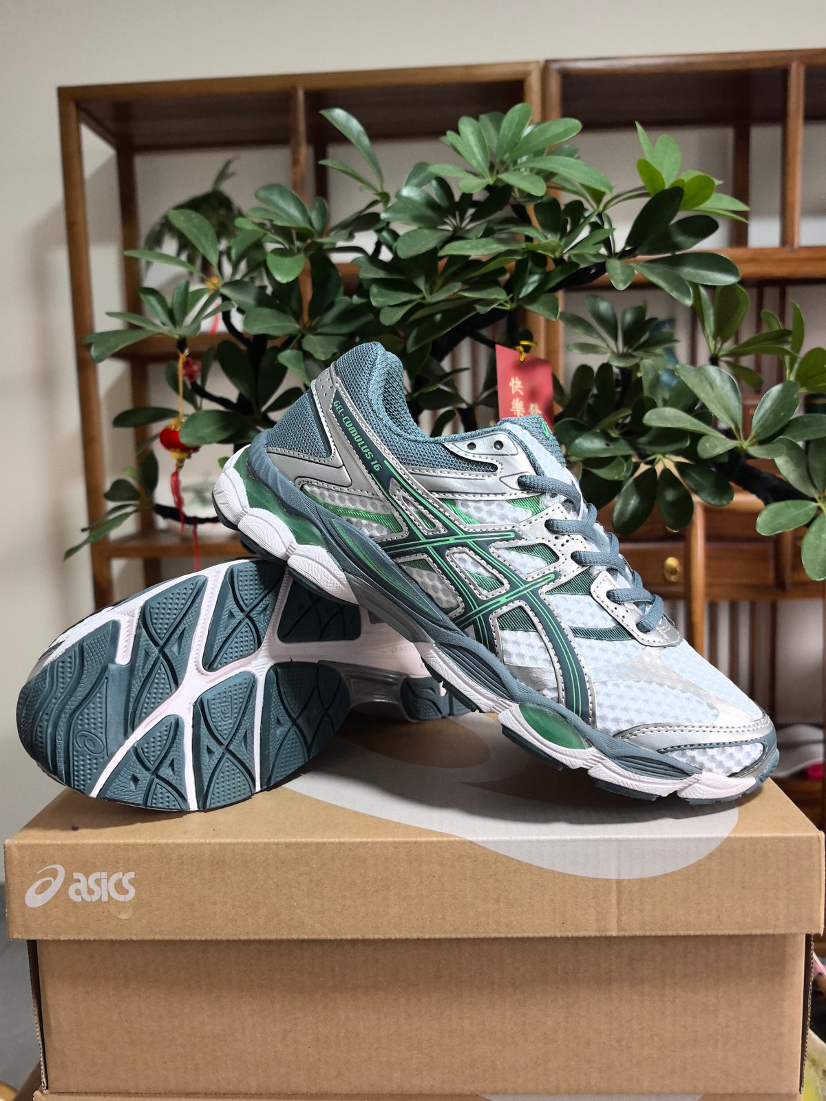 ASICS GEL-Cumulus 16 Sneakers in Green and White