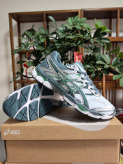 ASICS GEL-Cumulus 16 Sneakers in Green and White
